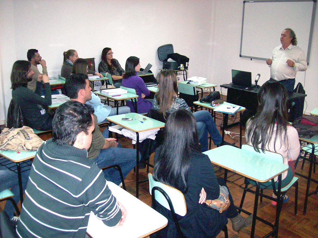 Professor Dr. Francisco José de Lima ministrando o curso aos professores. Foto: Gilvan Peters