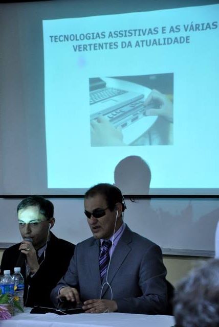 Jairo da Silva (ACIC) à esquerda e Beto Pereira (Laratec/Larama/ONCB) à direita, falando sobre as tecnologias assistivas e as várias vertentes da atualidade.