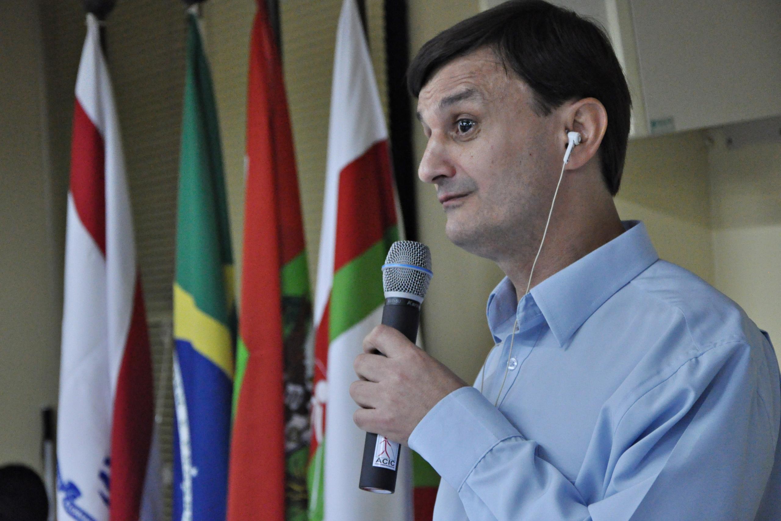 Paulo Ricardo Ross falando sobre a inclusão do deficiente visual no ensino superior.