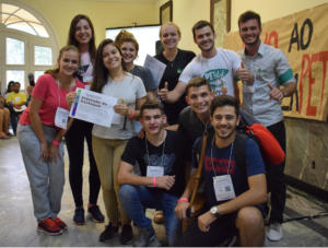 Grupo de alunos do Pet Ciências Agrárias recebendo o Atestado Destaque. 3 alunos homens brancos agachados e 7 alunos, sendo 3 homens e 4 mulheres, todos brancos, em pé.