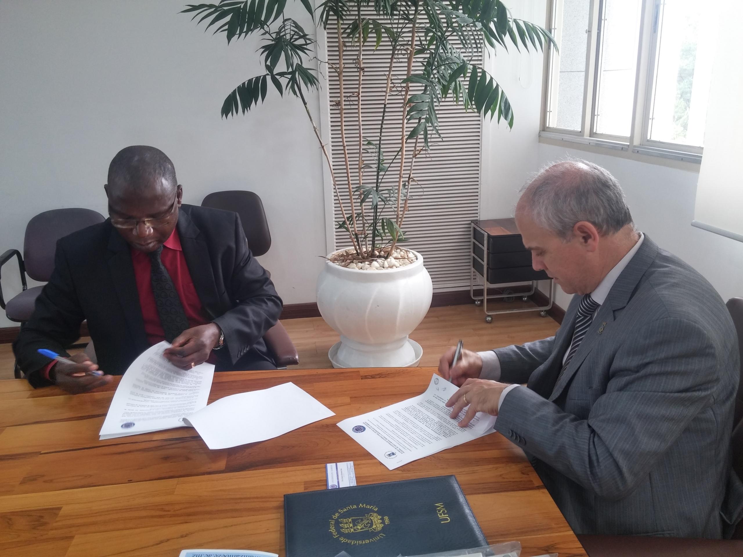 12 09 2017 Assinatura acordo Unizambeze Mirian Quadros 3
